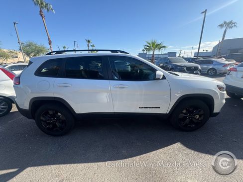 Used 2019 Jeep Cherokee Latitude Plus AWD/4WD image 3