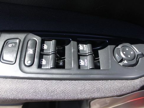 Used 2015 Jeep Renegade Latitude FWD image 47