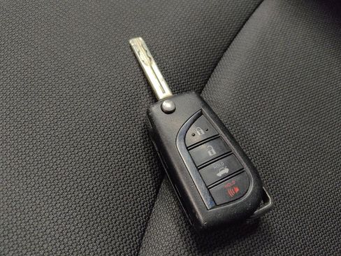 Used 2022 Toyota Corolla LE image 32