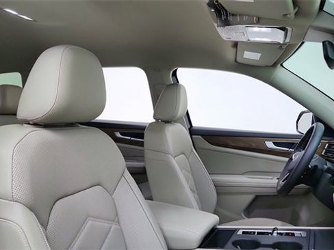 Used 2025 Volkswagen Atlas SE image 21