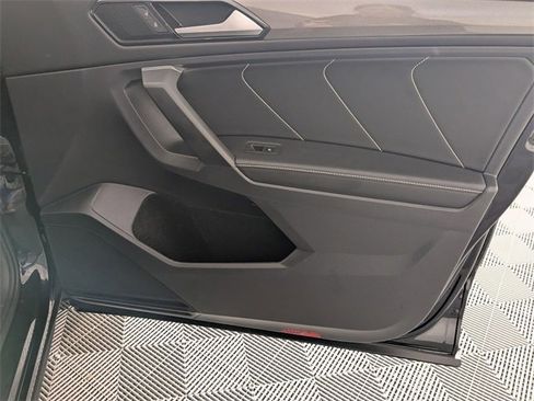 Used 2022 Volkswagen Tiguan SE image 35