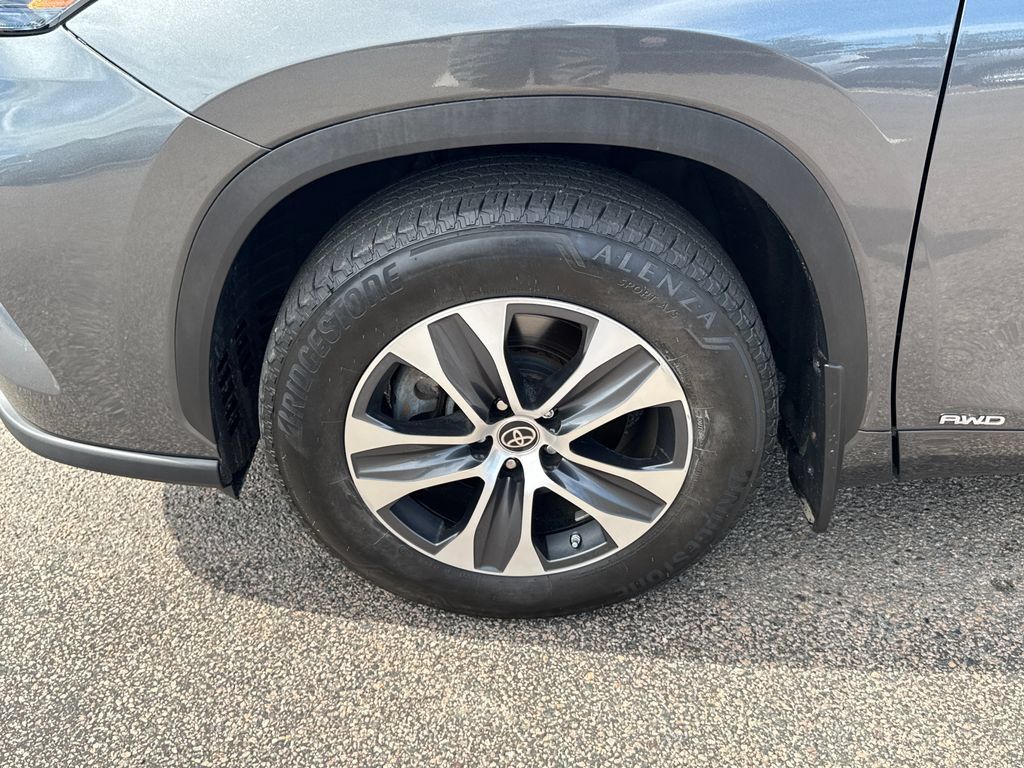 Used 2023 Toyota Highlander XLE AWD/4WD image 43