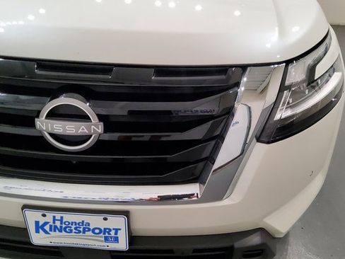 Used 2024 Nissan Pathfinder Platinum image 11