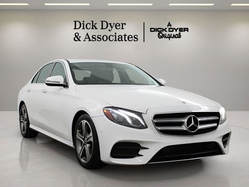 Used 2017 Mercedes-Benz E 300 4MATIC image 2