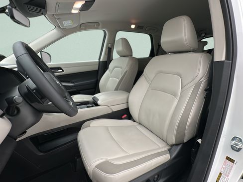 Used 2024 Nissan Pathfinder SL AWD/4WD image 14