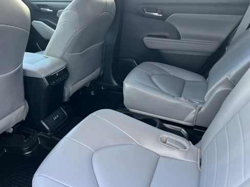 Certified 2024 Toyota Highlander XLE image 9