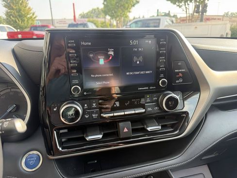 Used 2021 Toyota Highlander XLE AWD/4WD image 25