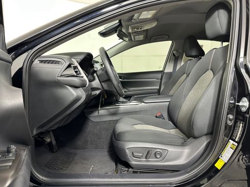 Used 2022 Toyota Camry LE image 4