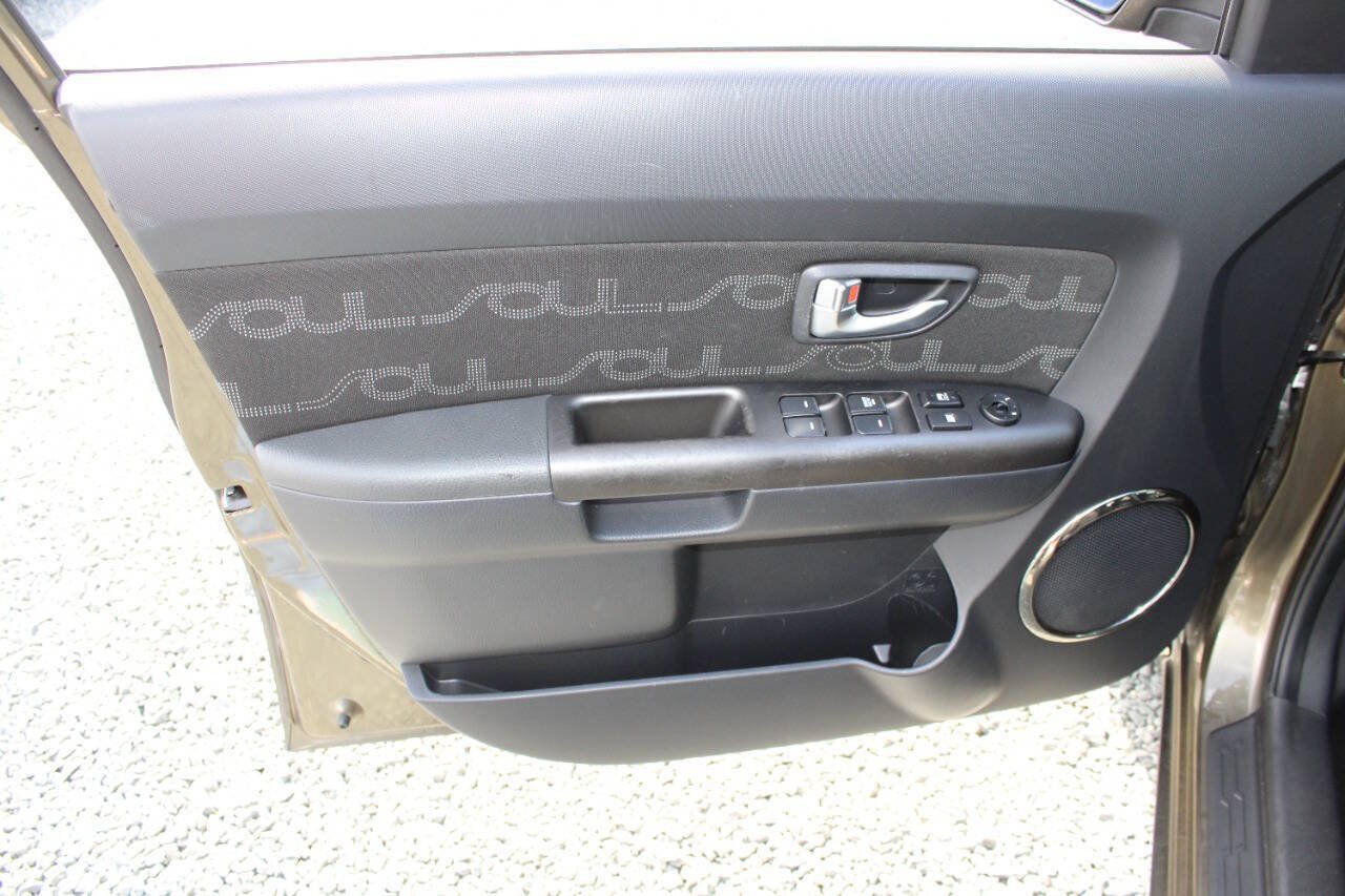 Used 2012 Kia Soul + FWD image 19