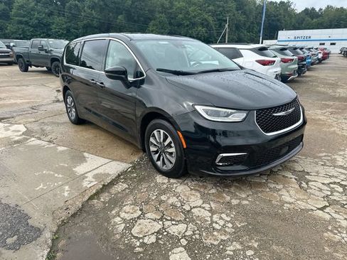 Used 2023 Chrysler Pacifica Touring-L FWD image 11