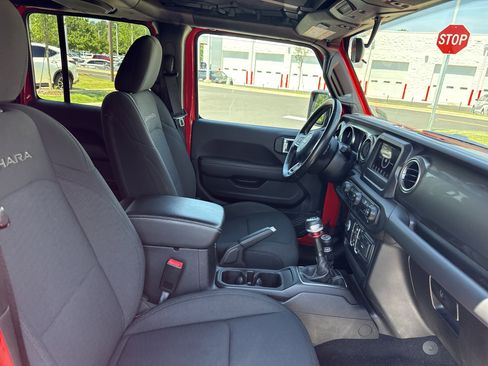 Used 2020 Jeep Wrangler Unlimited Sahara AWD/4WD image 33
