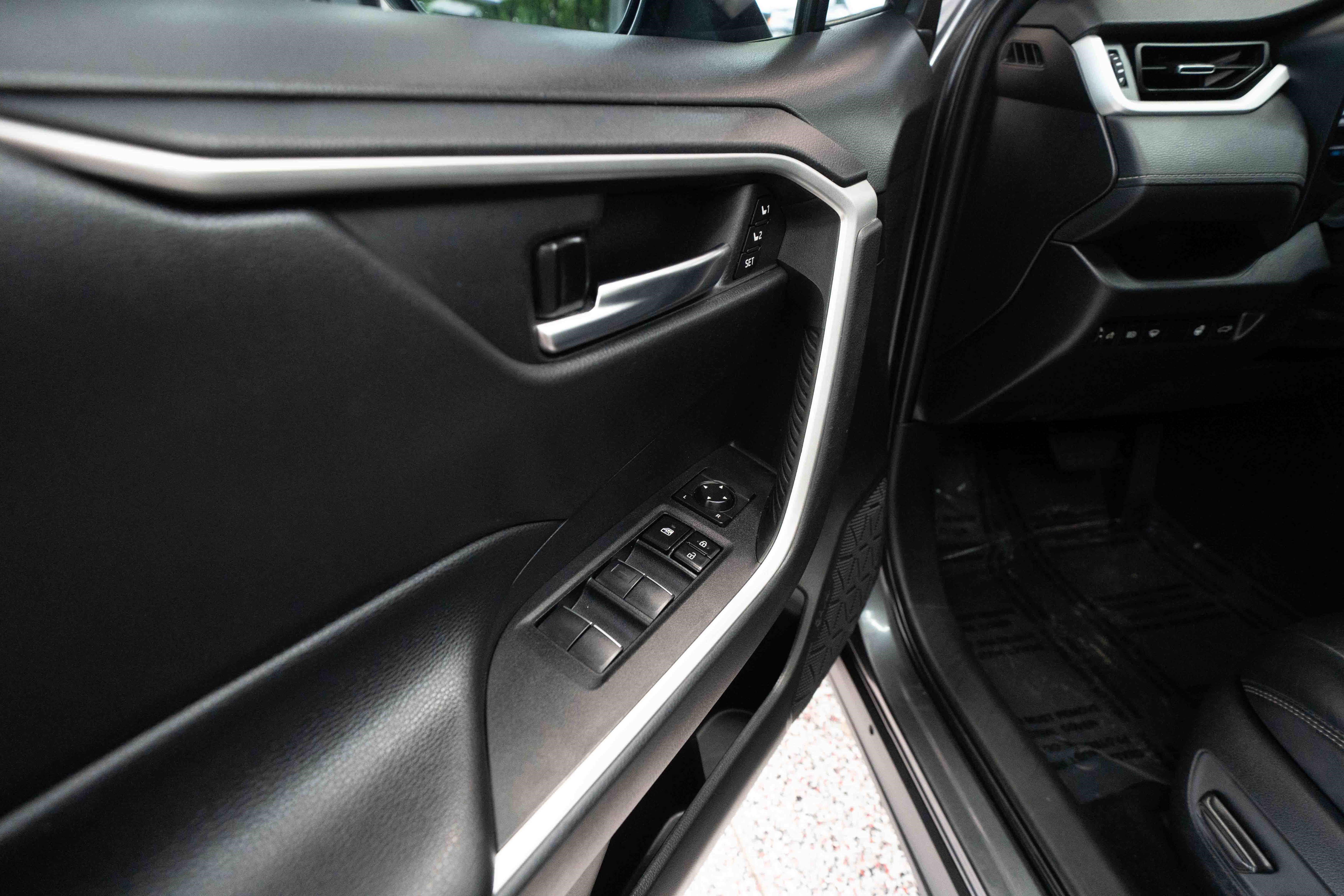 Used 2021 Toyota RAV4 XLE Premium AWD/4WD image 7