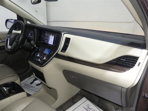 Used 2018 Toyota Sienna XLE Premium image 25