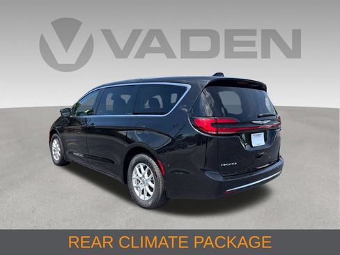 Used 2023 Chrysler Pacifica Touring-L FWD image 9