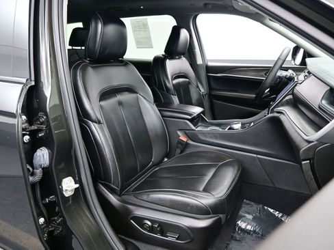 Used 2023 Jeep Grand Cherokee L Limited image 13