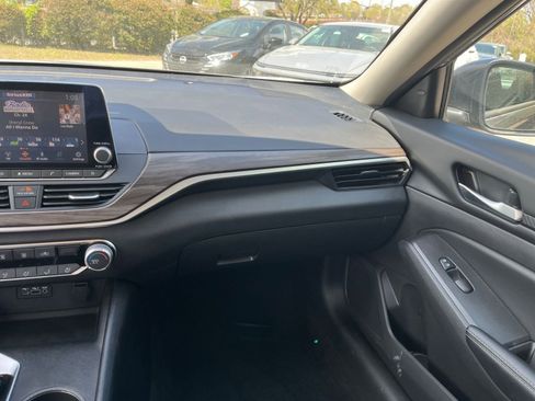 Used 2025 Nissan Altima 2.5 SV image 34