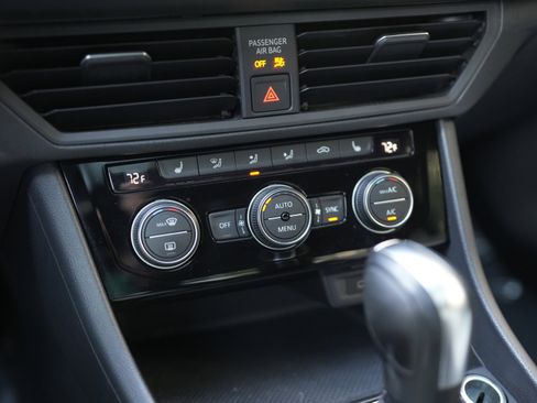 Used 2020 Volkswagen Jetta R-Line image 16