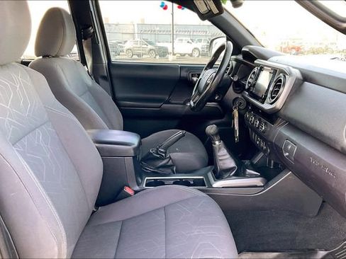 Used 2018 Toyota Tacoma TRD Sport image 7