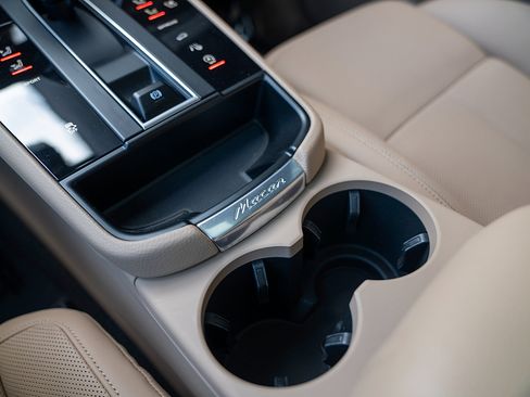Certified 2025 Porsche Macan AWD/4WD image 15