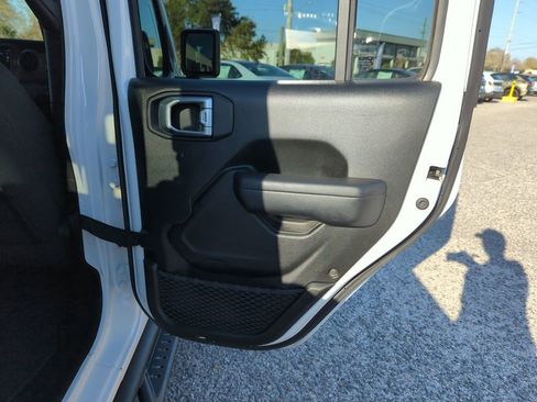 Used 2023 Jeep Gladiator Sport image 30