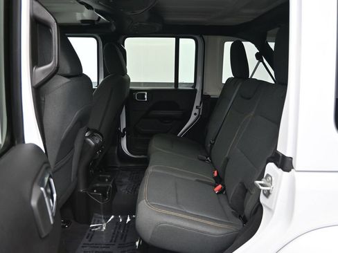 Used 2025 Jeep Wrangler Unlimited Sahara AWD/4WD image 25