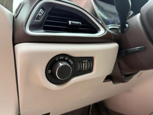 Used 2017 Chrysler Pacifica Touring FWD image 37