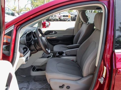 Used 2021 Chrysler Pacifica Touring w/ Uconnect Theater Family Group image 18