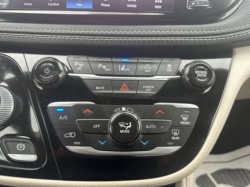 Used 2022 Chrysler Pacifica Limited AWD/4WD image 23