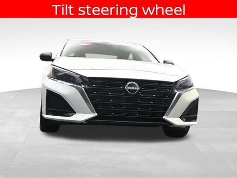 Used 2025 Nissan Altima 2.5 SV FWD image 34