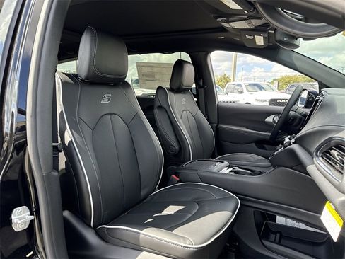 New 2026 Chrysler Pacifica Limited w/ S Appearance Package image 29