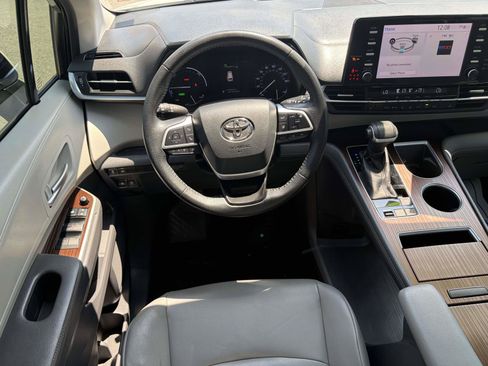 Used 2021 Toyota Sienna XLE FWD image 12