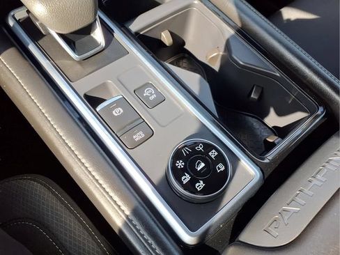 Used 2024 Nissan Pathfinder SV AWD/4WD image 6
