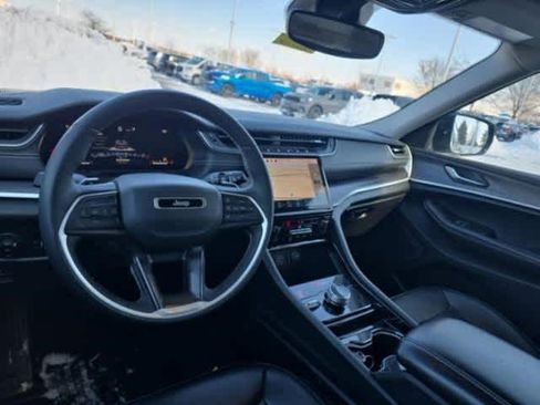 Used 2023 Jeep Grand Cherokee Limited w/ Black Appearance Package image 8