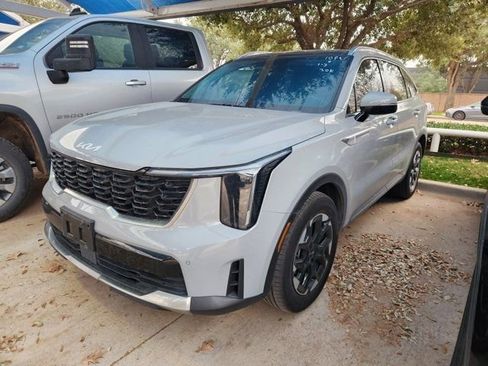 Used 2025 Kia Sorento S w/ Panoramic Sunroof Package image 3