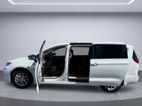 Used 2024 Chrysler Pacifica Touring-L FWD image 11