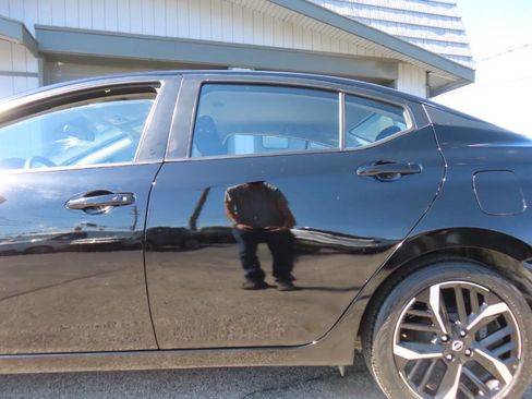 Used 2024 Nissan Versa SR FWD image 29