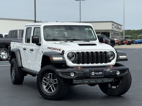 Used 2025 Jeep Gladiator Mojave AWD/4WD image 3