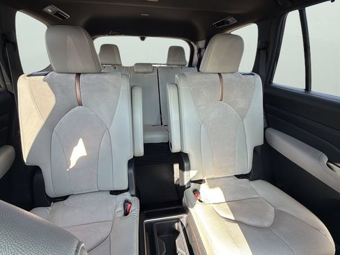 Used 2025 Toyota Grand Highlander AWD Hybrid image 25