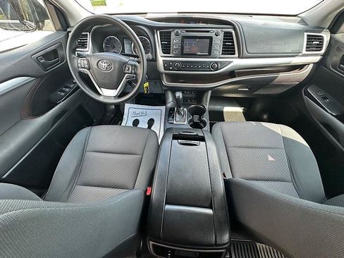 Used 2019 Toyota Highlander LE AWD/4WD image 18