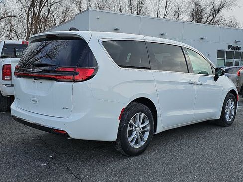 New 2026 Chrysler Pacifica Select image 4