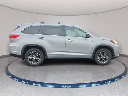 Used 2017 Toyota Highlander LE image 5