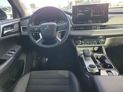 Used 2025 Mitsubishi Outlander SE image 8