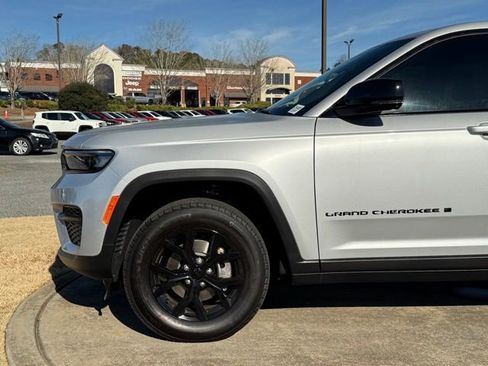 New 2025 Jeep Grand Cherokee Altitude image 12