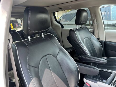 Used 2023 Chrysler Pacifica Limited FWD image 16