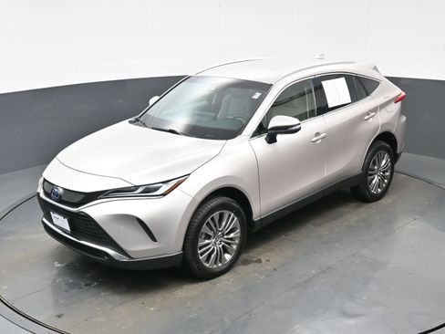 Used 2022 Toyota Venza XLE image 34