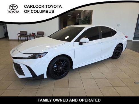 Used 2025 Toyota Camry SE FWD image 3