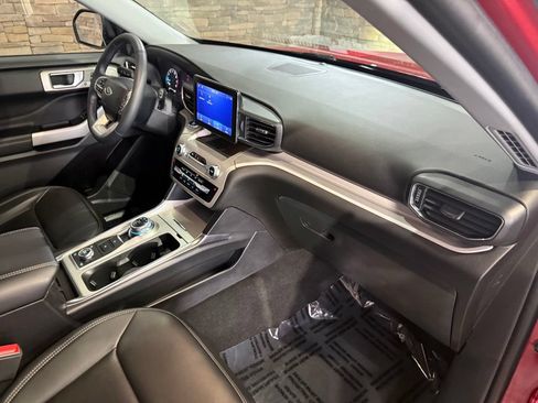 Used 2024 Ford Explorer XLT w/ Equipment Group 202A AWD/4WD image 3
