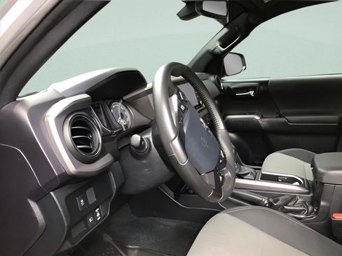 Certified 2020 Toyota Tacoma TRD Off-Road w/ TRD Premium Off Road Package AWD/4WD image 11