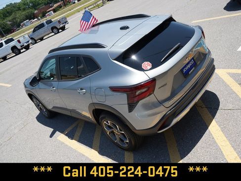 Used 2025 Chevrolet Trax LT FWD image 12