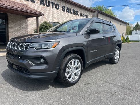 Used 2023 Jeep Compass Latitude AWD/4WD image 2